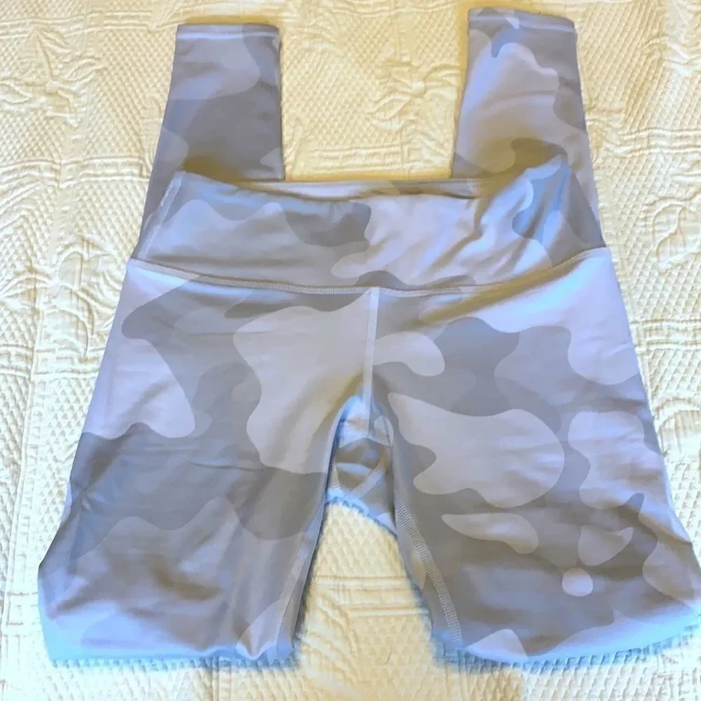 NWOT Alo Yoga white camouflage high waist leggings